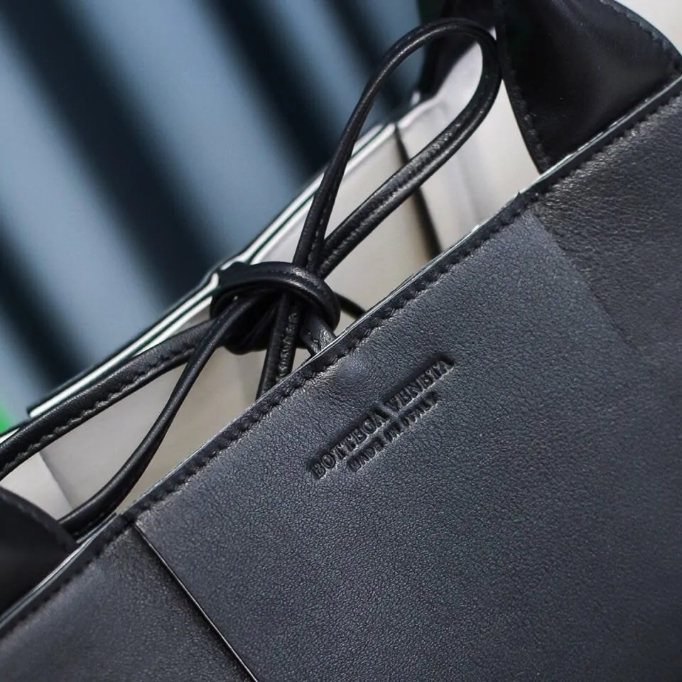 Batch 1860 BottegaVeneta# 🧷Early autumn calfskin SLIP tote handbag, the oversized woven design really makes it a huge gap from ordinary tote bags🔗🔗Different color combinations for the inner and outer layers ⛓Daniel Lee leads the brand gene to continue to evolve with fresh inspiration🧬🧬 Showing the balance between luxury and reality👉Sheepskin Size 36*24*12【9892#】